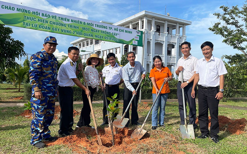 Hội Bảo vệ Thiên nhiên và Môi trường TP. HCM tiếp nối chương trình" Một ngày trồng cây vì biển đảo xanh Tổ quốc" tại Lữ đoàn 681