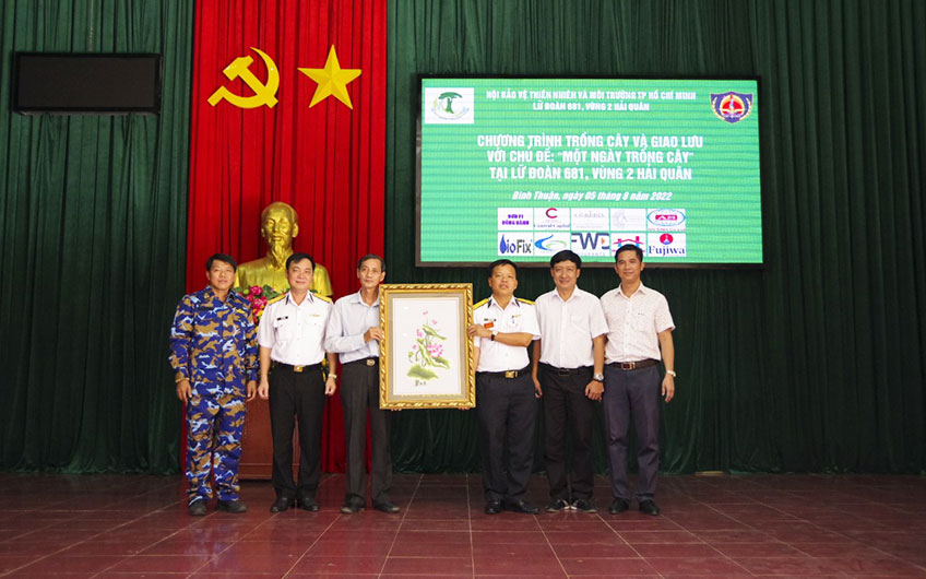 Hội Bảo vệ Thiên nhiên và Môi trường TP. HCM trao tặng Lữ đoàn 681 bức tranh hoa Sen