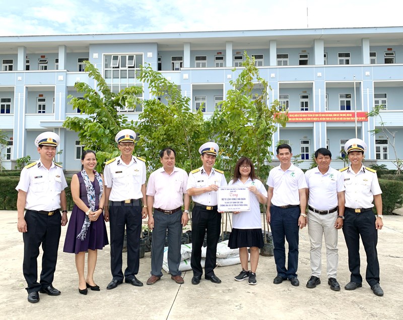 Hội Bảo vệ Thiên nhiên và Môi trường TPHCM tặng 10.000 cây xanh cho Bộ đội Vùng 2 Hải quân
