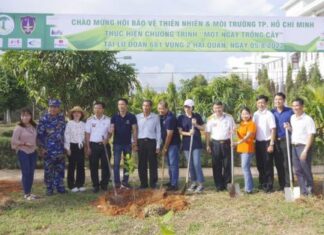Hane trồng cây trong khuôn viên Lữ đoàn 681 ngày 5/8/2022