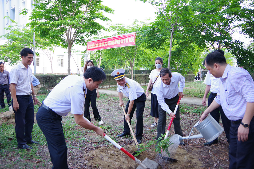 Đoàn trồng cây tại khuôn viên Bộ Tư lệnh Vùng 2