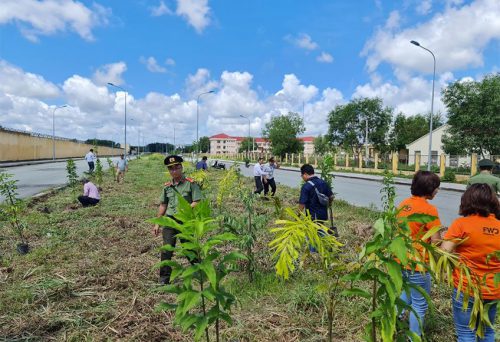 Hane phối hợp với Đoàn thanh niên CA TP.HCM trồng cây tại trại giam T30