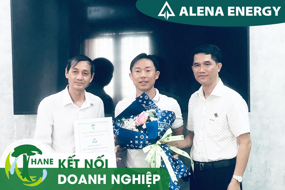 Chủ tịch Đặng Văn Khoa trao chứng nhận hội viên cho ALENA ENERGY