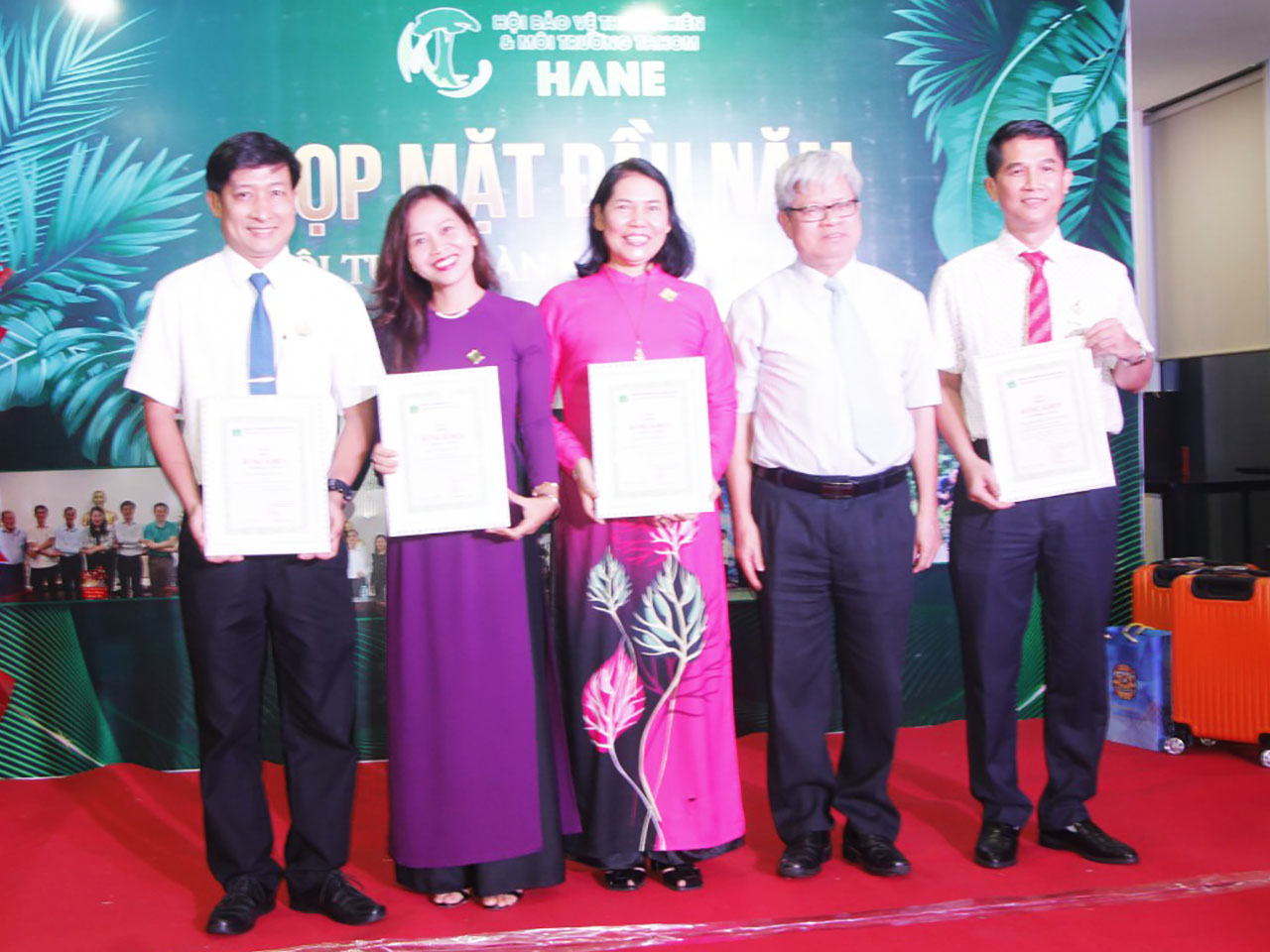 PGS.TS. Phùng Chí Sỹ - Phó chủ tịch Hội BVTN MT Việt Nam trao cho các cá nhân của Hội Bảo vệ Thiên nhiên và Môi trường TP.HCM