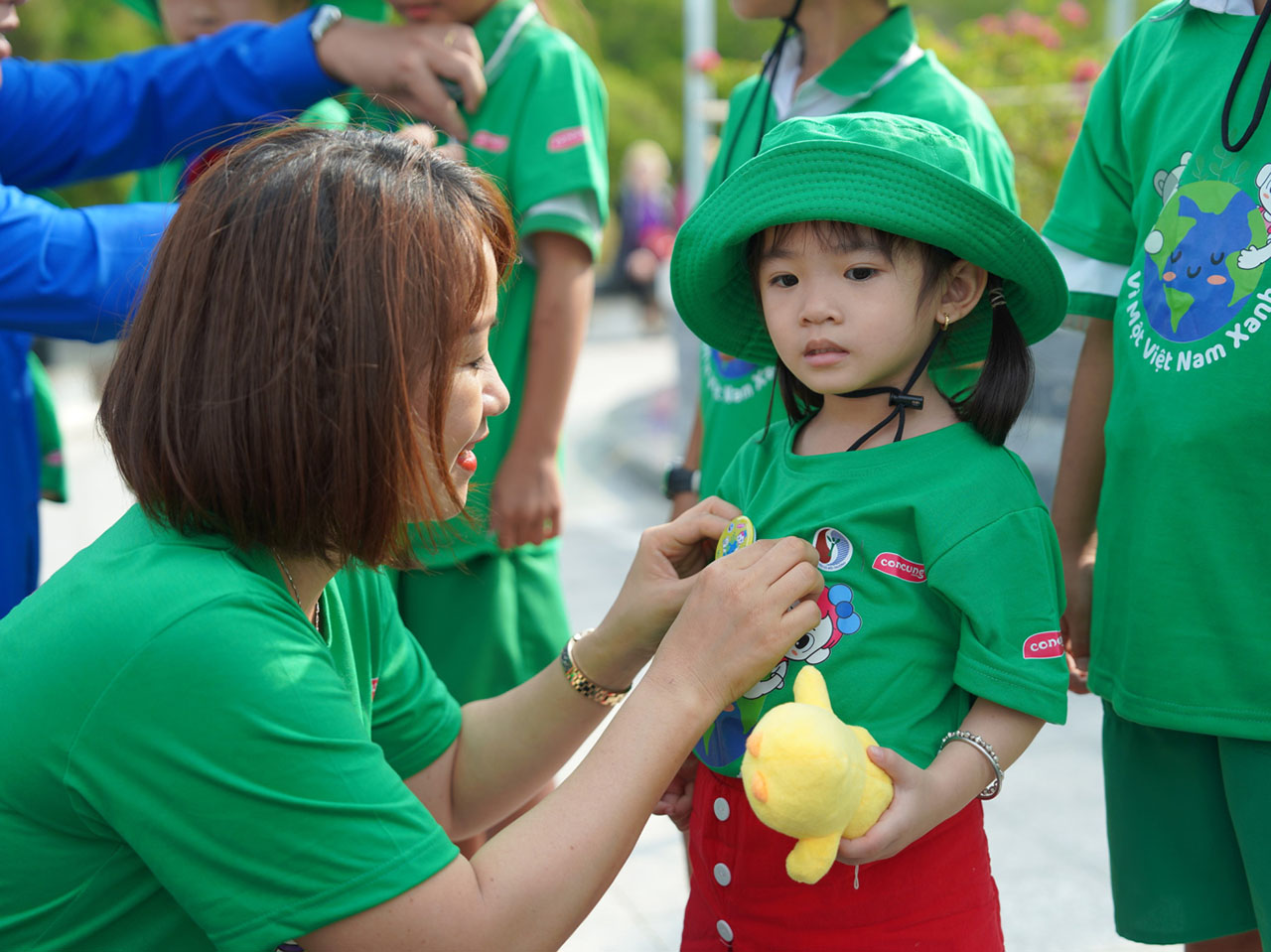 Các em nhỏ Cà Mau tham dự sự kiện trồng cây được trao huy hiệu "Vì một Việt Nam xanh". Ảnh: Kỳ Nguyễn