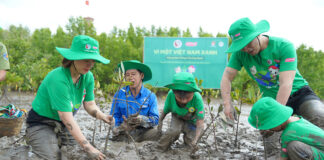 Lãnh đạo Trung tâm Truyền thông Tài nguyên và Môi trường và lãnh đạo Công ty Cổ phần Con Cưng trồng cây cùng các em bé Cà Mau tại Vườn quốc gia Mũi Cà Mau sáng 25/2. Ảnh: Kỳ Nguyễn