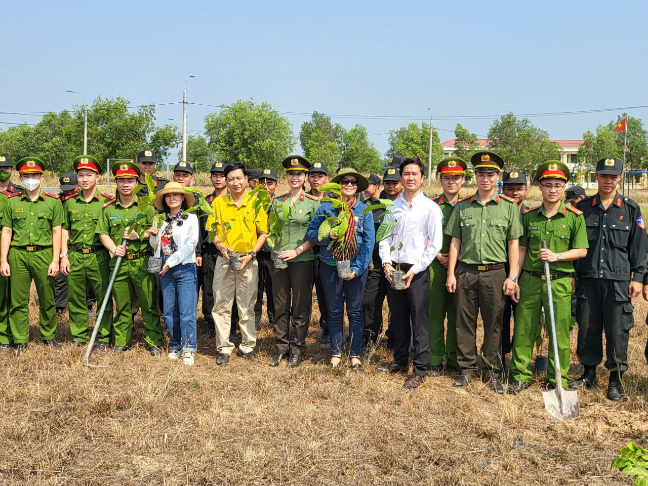 Hội viên chụp hình lưu niệm cùng các chiến sĩ công an