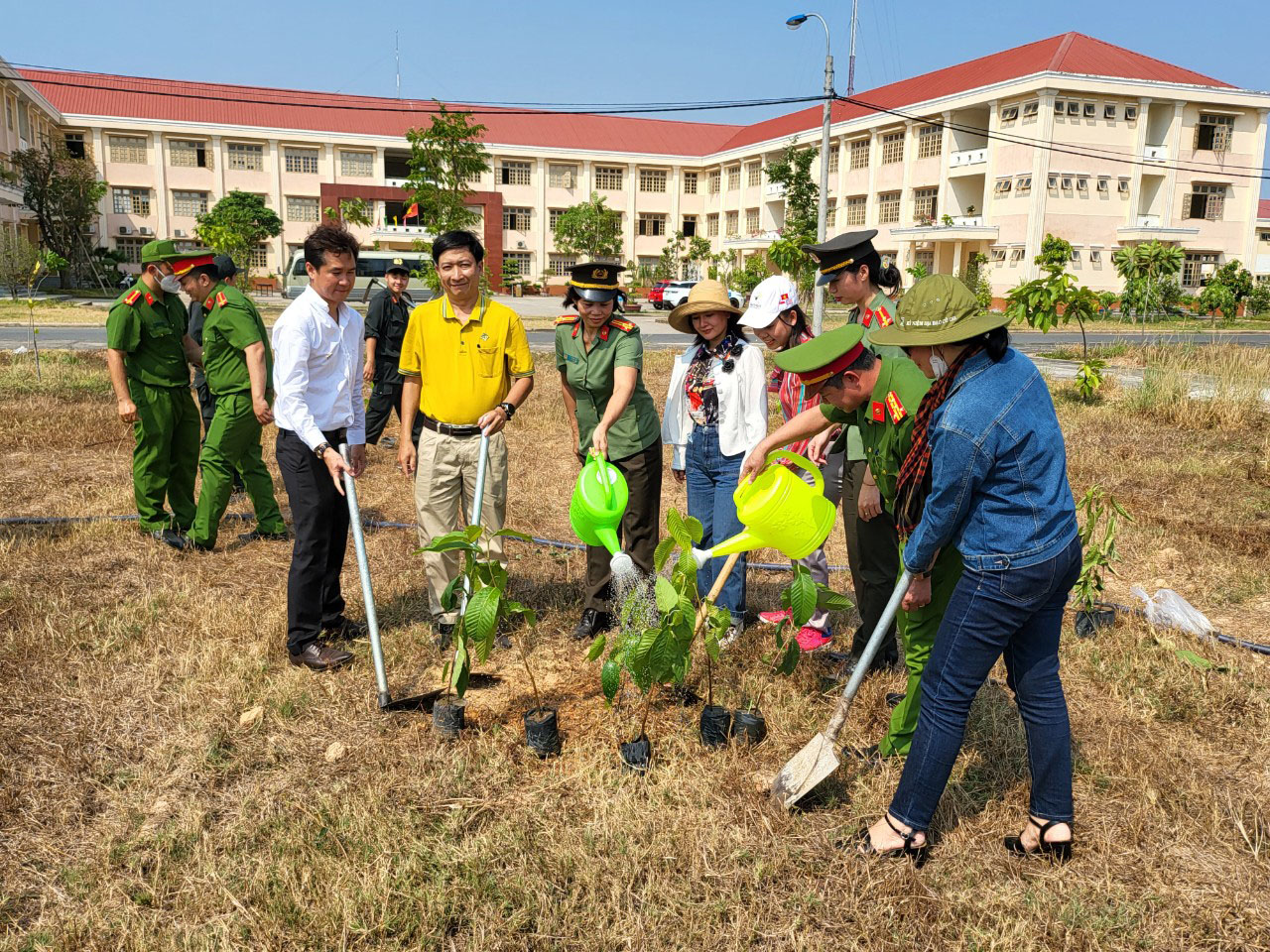 Hội viên trồng cây cùng các chiến sĩ công an