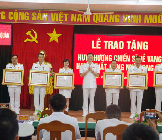 Lữ đoàn 167 tổ chức trao tặng huy chương chiến sĩ vẻ vang
