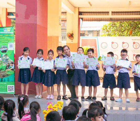 Học sinh tham gia chăm sóc cây, trao tặng Chương trình “Một triệu cây vì biển đảo Tổ quốc, vì quê hương Việt Nam xanh”