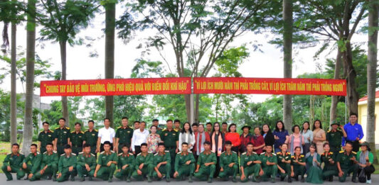 Hội Nữ trí thức TP.HCM và Hội Bảo vệ Thiên nhiên và Môi trường TP.HCM phối hợp trao tặng 5.000 cây giống và quà an sinh tại Kho K75