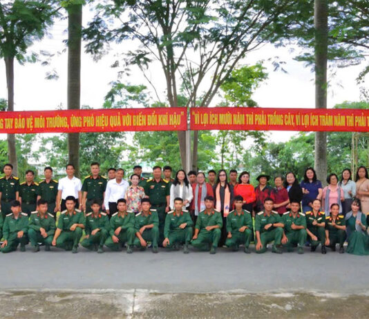 Hội Nữ trí thức TP.HCM và Hội Bảo vệ Thiên nhiên và Môi trường TP.HCM phối hợp trao tặng 5.000 cây giống và quà an sinh tại Kho K75